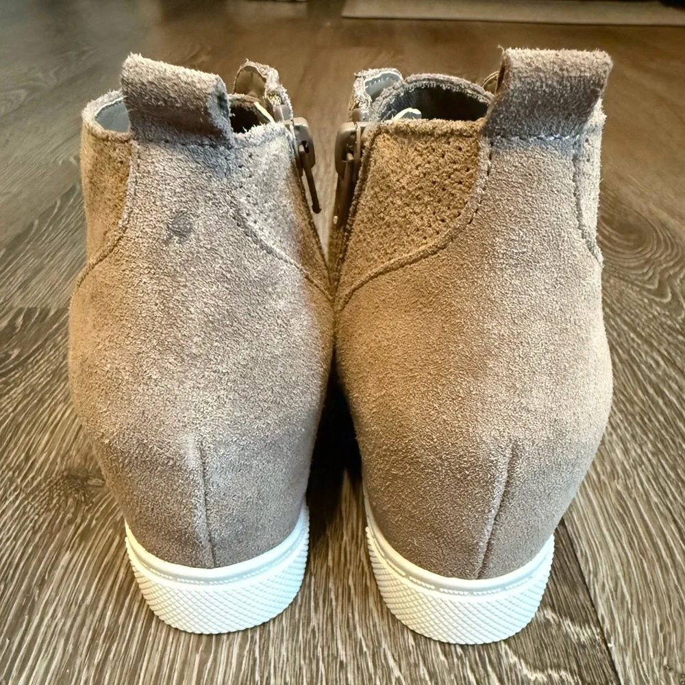 Steve Madden Women’s Sneaker Bootie in Taupe Suede. Size 7.5